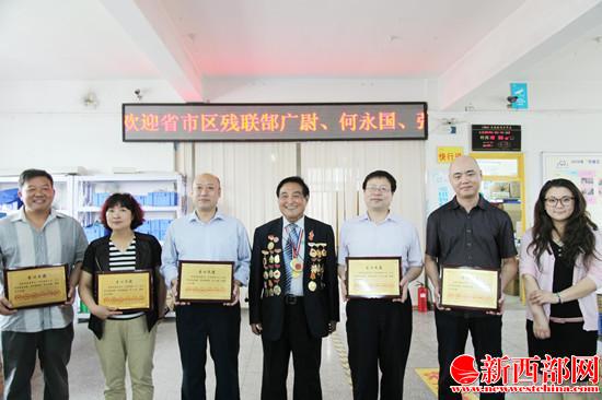 华亚郭永胜董事长向郜广尉等领导颁发爱心大使牌匾_副本.jpg