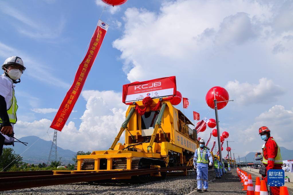工作人员在印度尼西亚万隆雅万高铁铺轨施工现场作业（2022年4月20日摄）。新华社记者 徐钦 摄