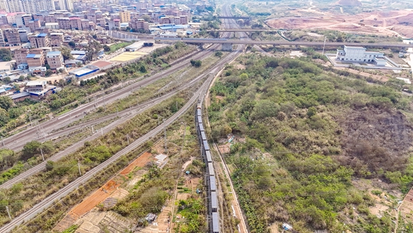 首趟南宁至粤港澳大湾区铁路货运班列从南宁国际铁路港发车。黄泽威摄