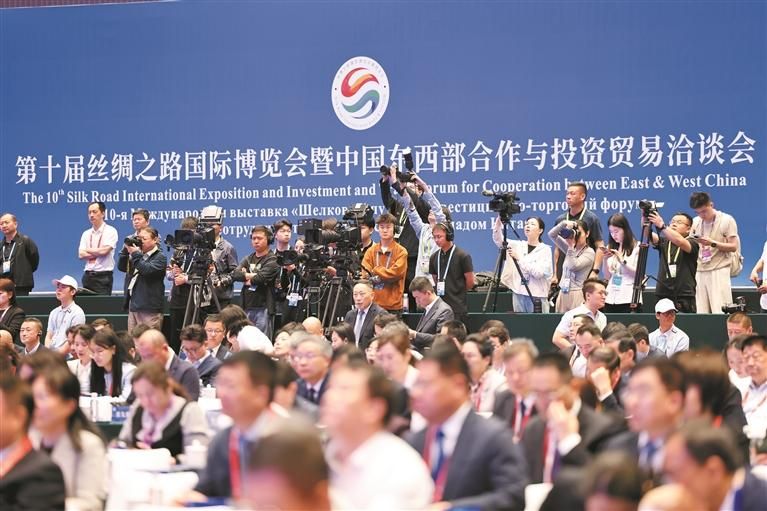 5月21日，第三届中国—乌兹别克斯坦地方合作论坛、第十届丝绸之路国际博览会暨中国东西部合作与投资贸易洽谈会在西安开幕。图为记者在开幕式现场采访拍摄。母家亮 摄