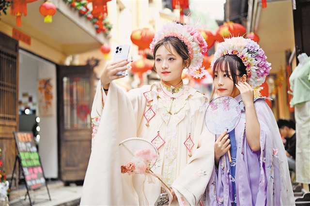 南岸区敦厚坡老街作为重庆首个“簪花一条街”，吸引了大量游客前来打卡。通讯员 郭旭 摄\视觉重庆