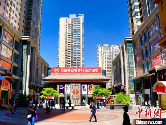 资料图为西宁市城西区力盟商圈一角。黎晓刚 摄