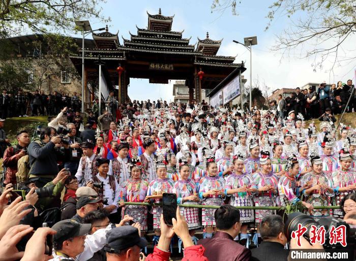 广西三江侗族自治县梅林乡“二月二”侗族大歌节活动吸引游客前来体验侗乡风情。　龚普康 摄