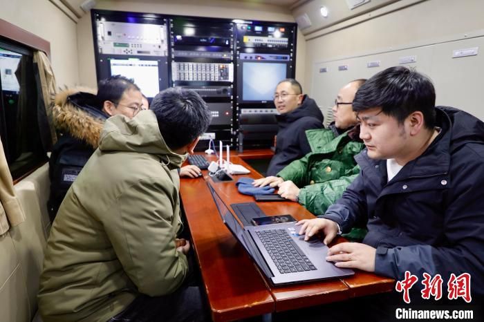 图为工作人员为此次飞行提供服务保障。　榆阳区委宣传部供图