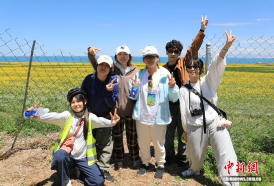 7月5日，青(海)台(湾)学子在青海湖附近骑行时合影留念。(青海省海峡两岸交流促进会供图)