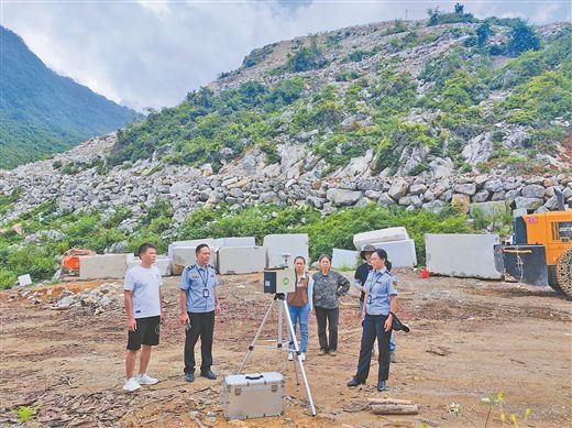 近日,河池市生态环境部门执法人员到宜州区一家石业企业进行监测布点采样。河池市生态环境局供图