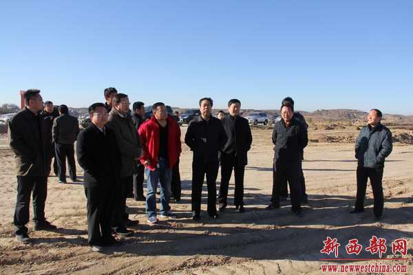 王长安视察佳县农田水利建�?jpg