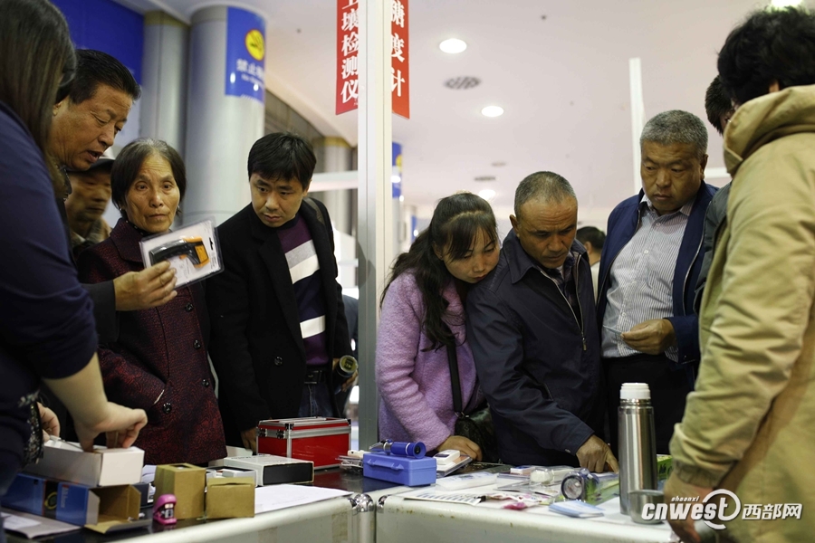 组图：逛会忙！农高会首日稀奇农特产品引人关注