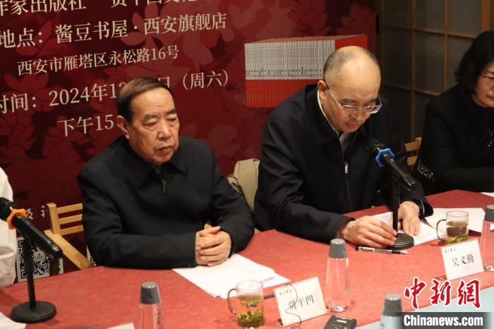 图为贾平凹(左一)在读者见面会现场。 李一璠 摄 图为贾平凹(左一)在读者见面会现场。 李一璠 摄