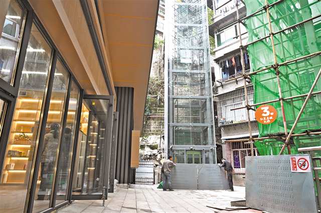 渝中区两路口街道红星亭坡小区,新建的无障碍电梯。(本报资料图片)记者 罗斌 摄/视觉重庆
