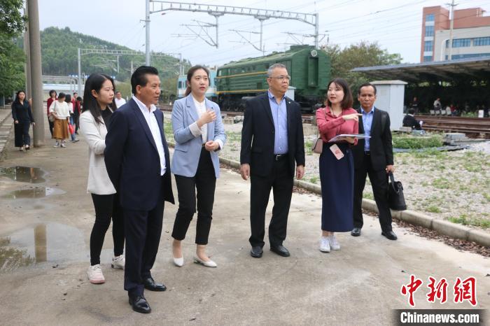 老挝驻南宁总领事馆一行到柳州铁道职业技术学院“取经”。　林馨 摄