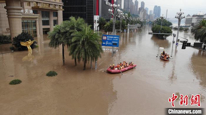 图为消防救援人员驾驶救援船在长江边的南滨路上救援。重庆南岸消防供图