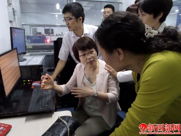 工作人员在企业检�?jpg
