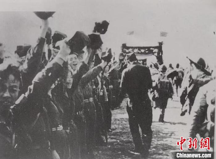 图为1950年汤池民众夹道欢迎解放军(资料图)。　杨益忠供图 摄