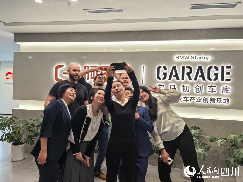塞尔维亚主流媒体代表团与创新中心的工作人员合影留念。人民网 袁曼倪摄