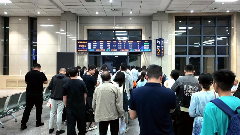 9月7日延安站,首批延安直达瑞金的旅客正在候车。赵心田摄