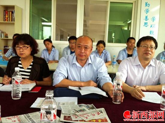 省残联副巡视员郜广尉(中)�?市残联副理事长何永国(右)�?未央区残联理事长张新亚听取工作汇报_副本.jpg