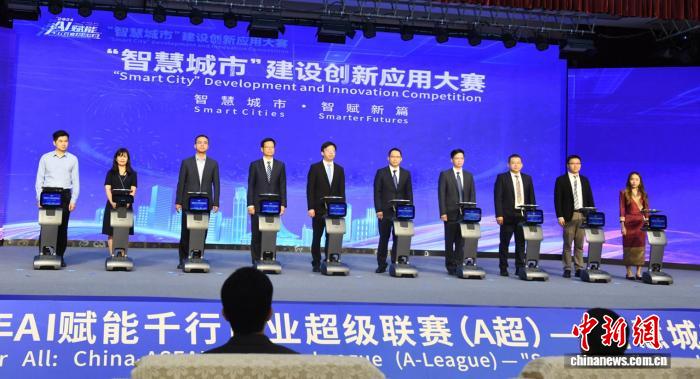 图为部分合作项目在活动现场签约。林浩摄